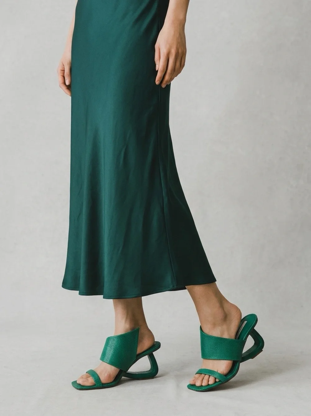 Gianni Bini Green Woven Heeled Sandals - Picture 2 of 8